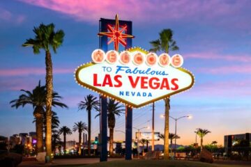 Reklama wizualna w podróży – Jak neony i banery kształtują wizerunek turystycznych miejsc?